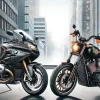 BMW R18とハーレー ローライダーSが並ぶ高級バイクの比較画像。法人名義での購入と節税効果を示唆。